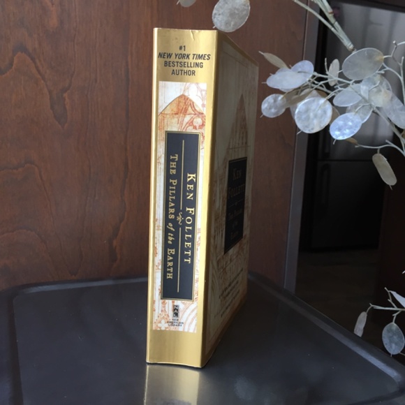 The Pillars of the Earth book by Ken Follett - Picture 3 of 5